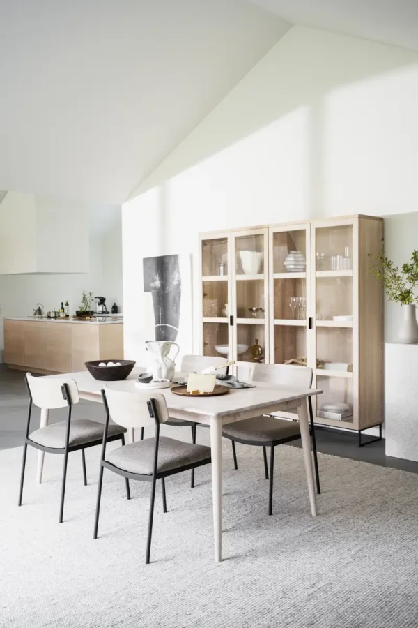 ROWICO Maymont spisebordsstol, stabelbar - mrk beige stof, hvidpigmenteret eg og sort metal