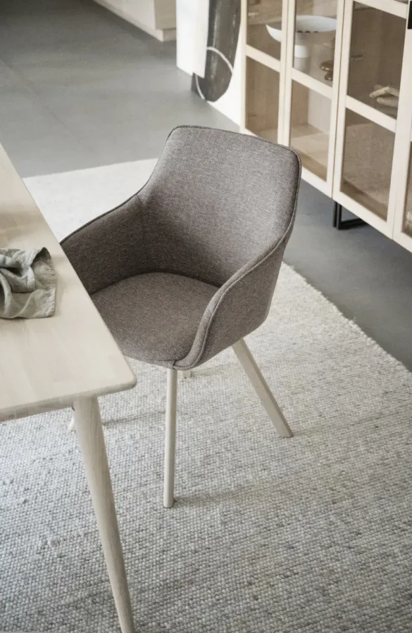 ROWICO Alison spisebordsstol, drejelig, m. armln - mrk beige stof og hvidpigmenteret egetr