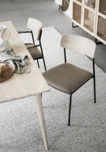 ROWICO Maymont spisebordsstol, stabelbar - mrk beige stof, hvidpigmenteret eg og sort metal