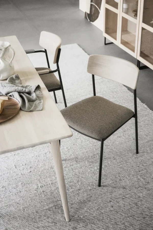 ROWICO Maymont spisebordsstol, stabelbar - mrk beige stof, hvidpigmenteret eg og sort metal