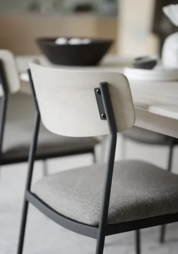 ROWICO Maymont spisebordsstol, stabelbar - mrk beige stof, hvidpigmenteret eg og sort metal