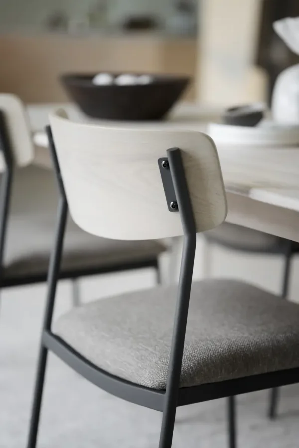 ROWICO Maymont spisebordsstol, stabelbar - mrk beige stof, hvidpigmenteret eg og sort metal