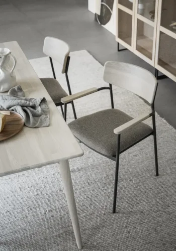 ROWICO Maymont spisebordsstol, m. armln, stabelbar - mrk beige stof/hvidpigmentere eg/sort metal