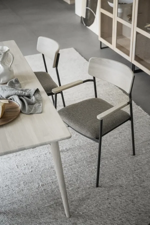 ROWICO Maymont spisebordsstol, m. armln, stabelbar - mrk beige stof/hvidpigmentere eg/sort metal