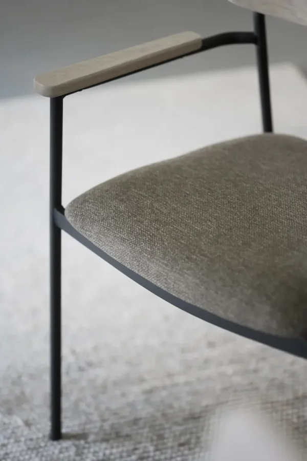 ROWICO Maymont spisebordsstol, m. armln, stabelbar - mrk beige stof/hvidpigmentere eg/sort metal