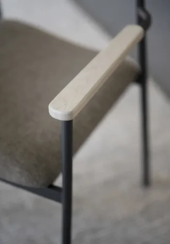 ROWICO Maymont spisebordsstol, m. armln, stabelbar - mrk beige stof/hvidpigmentere eg/sort metal