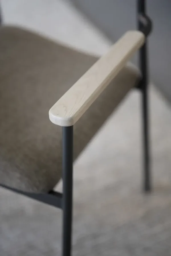 ROWICO Maymont spisebordsstol, m. armln, stabelbar - mrk beige stof/hvidpigmentere eg/sort metal