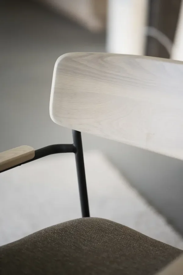 ROWICO Maymont spisebordsstol, m. armln, stabelbar - mrk beige stof/hvidpigmentere eg/sort metal