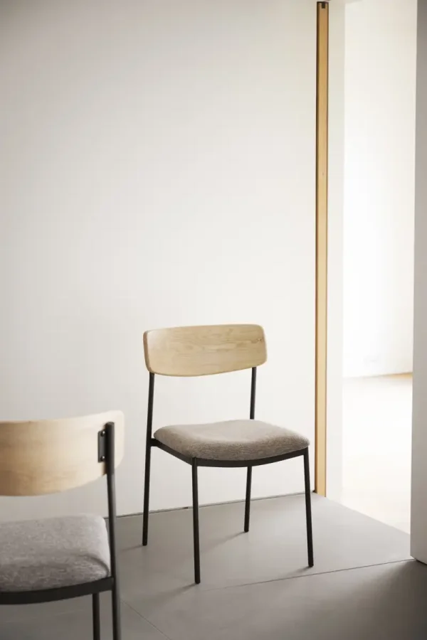 ROWICO Maymont spisebordsstol, stabelbar - mrk beige stof, natur eg og sort metal