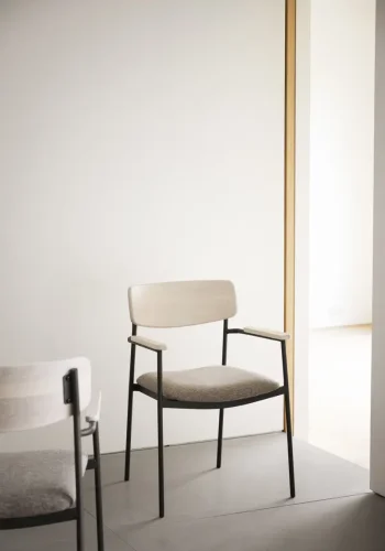 ROWICO Maymont spisebordsstol, m. armln, stabelbar - mrk beige stof/hvidpigmentere eg/sort metal