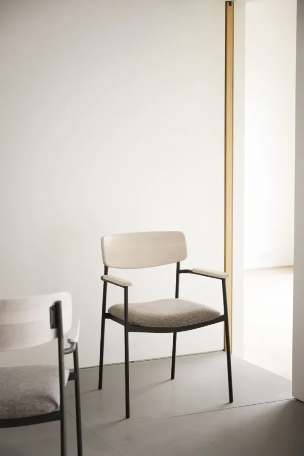 ROWICO Maymont spisebordsstol, m. armln, stabelbar - mrk beige stof/hvidpigmentere eg/sort metal