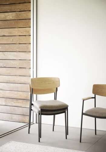 ROWICO Maymont spisebordsstol, stabelbar - mrk beige stof, natur eg og sort metal