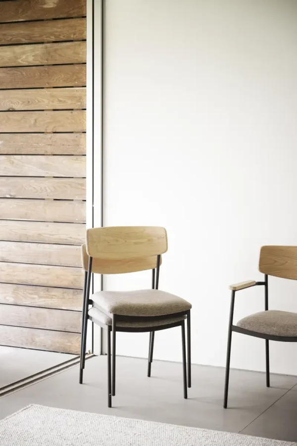 ROWICO Maymont spisebordsstol, stabelbar - mrk beige stof, natur eg og sort metal