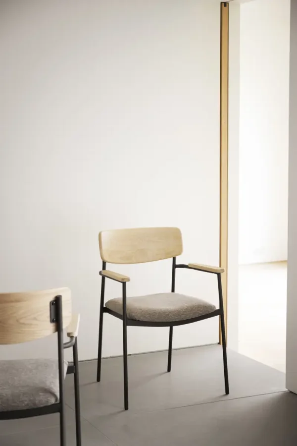 ROWICO Maymont spisebordsstol, m. armln, stabelbar - mrk beige stof, natur eg og sort metal