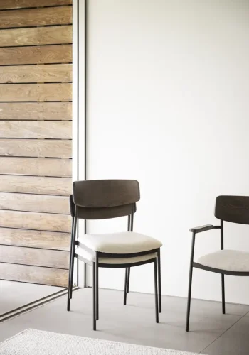 ROWICO Maymont spisebordsstol, stabelbar - lys beige stof, brun eg og sort metal