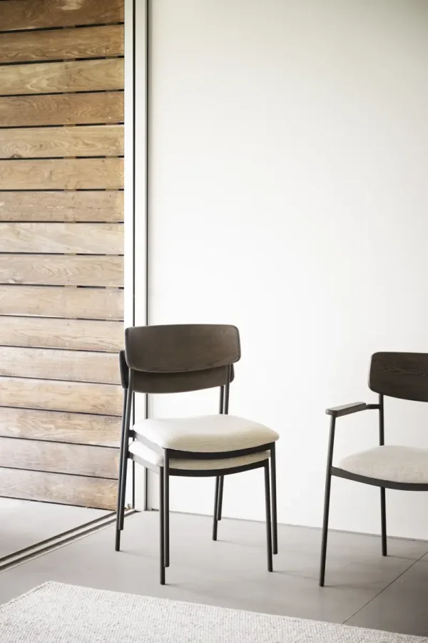 ROWICO Maymont spisebordsstol, stabelbar - lys beige stof, brun eg og sort metal