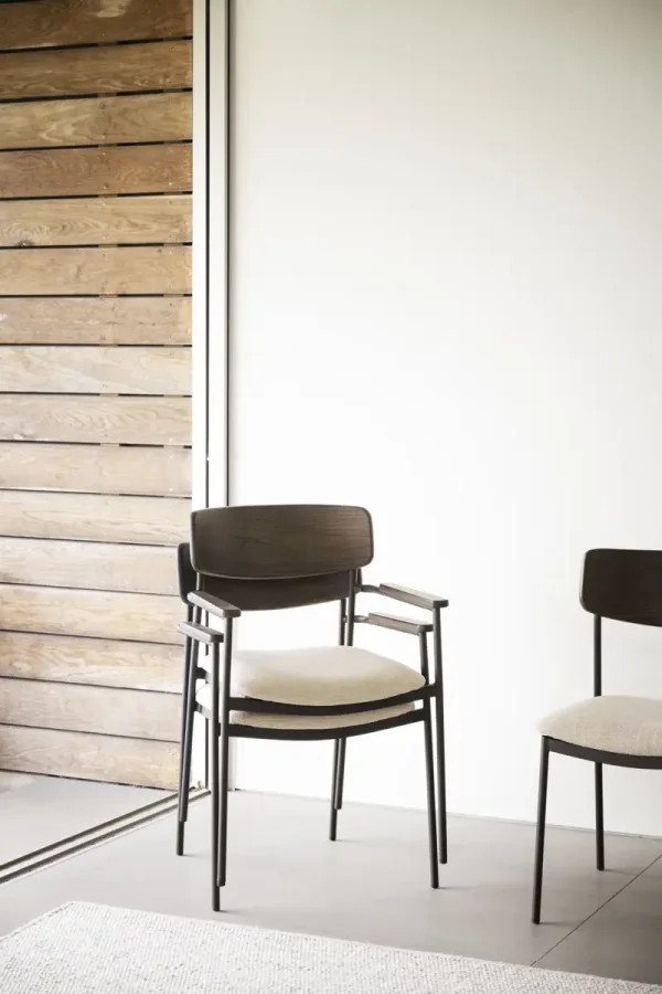 ROWICO Maymont spisebordsstol, m. armln, stabelbar - lys beige stof, brun eg og sort metal