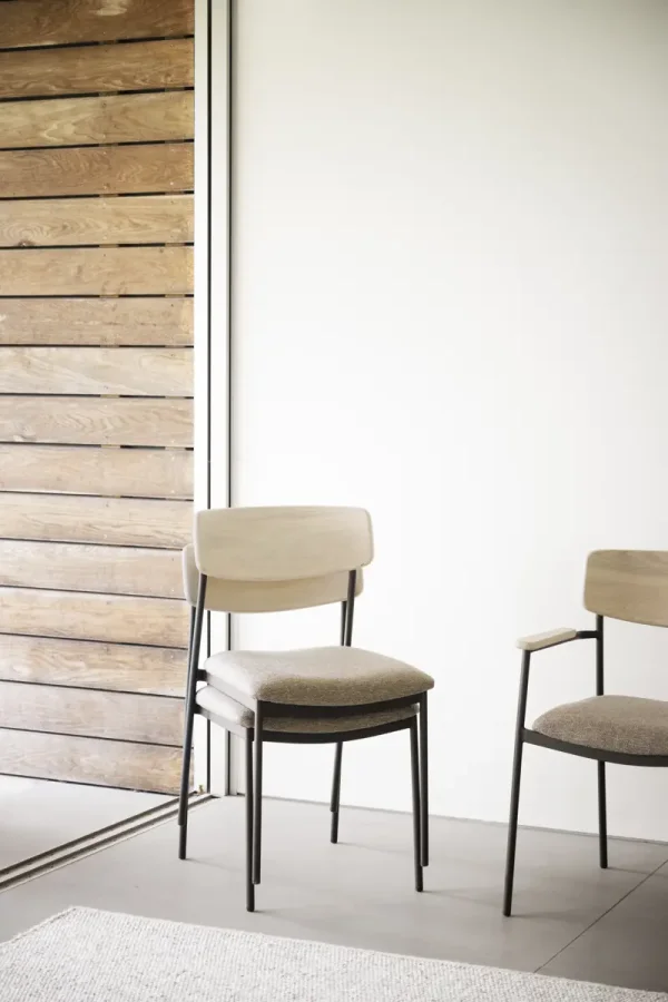 ROWICO Maymont spisebordsstol, stabelbar - mrk beige stof, hvidpigmenteret eg og sort metal