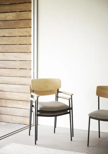 ROWICO Maymont spisebordsstol, m. armln, stabelbar - mrk beige stof, natur eg og sort metal