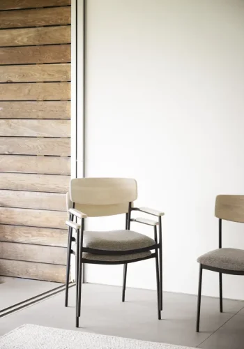 ROWICO Maymont spisebordsstol, m. armln, stabelbar - mrk beige stof/hvidpigmentere eg/sort metal