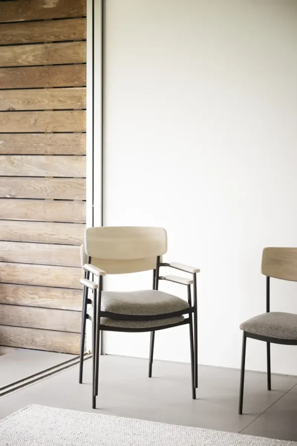 ROWICO Maymont spisebordsstol, m. armln, stabelbar - mrk beige stof/hvidpigmentere eg/sort metal