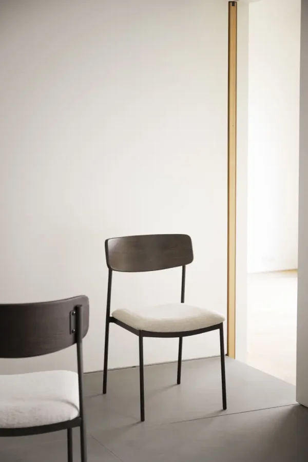 ROWICO Maymont spisebordsstol, stabelbar - lys beige stof, brun eg og sort metal