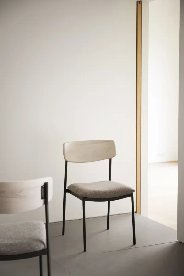 ROWICO Maymont spisebordsstol, stabelbar - mrk beige stof, hvidpigmenteret eg og sort metal