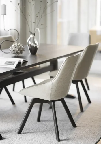 ROWICO Alison spisebordsstol, drejelig - lys beige stof og brun egetr