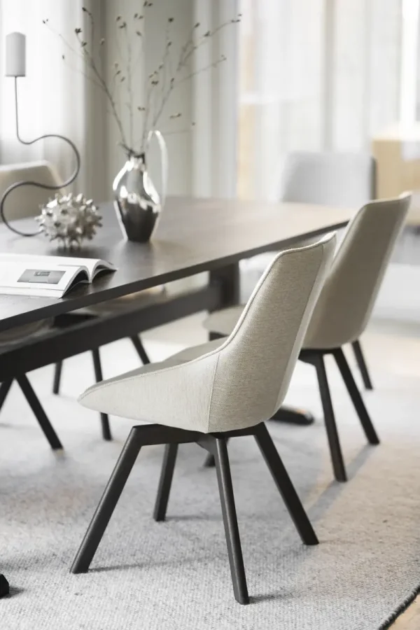 ROWICO Alison spisebordsstol, drejelig - lys beige stof og brun egetr