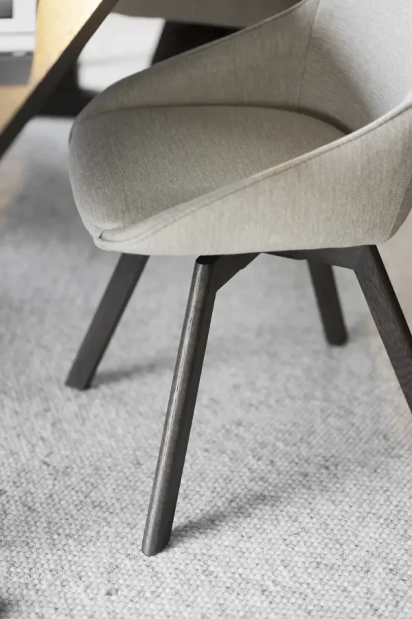 ROWICO Alison spisebordsstol, drejelig - lys beige stof og brun egetr