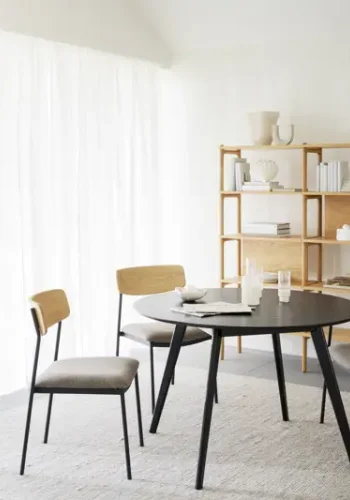 ROWICO Maymont spisebordsstol, stabelbar - mrk beige stof, natur eg og sort metal