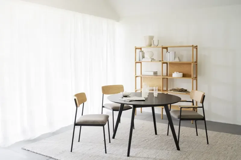 ROWICO Maymont spisebordsstol, stabelbar - mrk beige stof, natur eg og sort metal