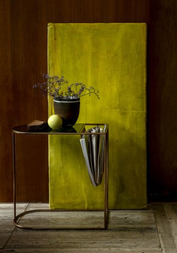 DUTCHBONE Eileen sidebord, m. magasinholder - rgfarvet glas og guld stl (51x32)