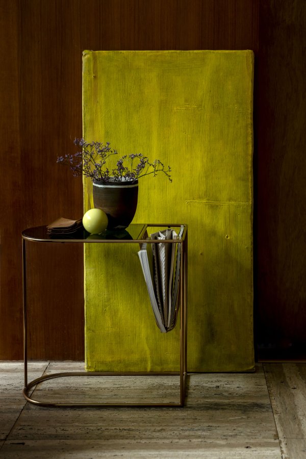 DUTCHBONE Eileen sidebord, m. magasinholder - rgfarvet glas og guld stl (51x32)