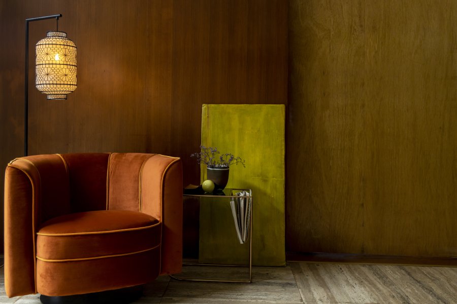 DUTCHBONE Eileen sidebord, m. magasinholder - rgfarvet glas og guld stl (51x32)