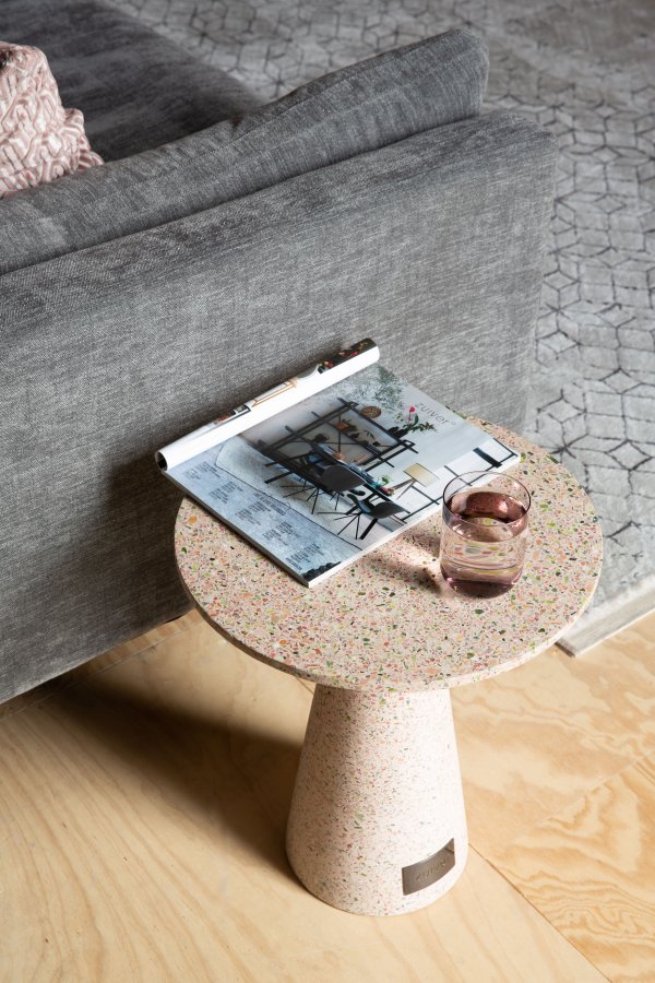 ZUIVER Victoria sidebord, rund - lyserd terrazzo (41)