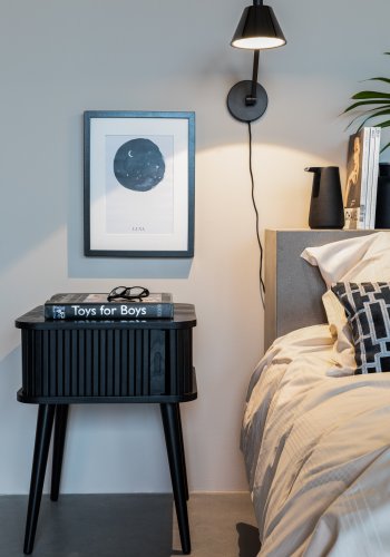 ZUIVER Barbier sidebord, m. 1 skydelge - sort askefinér og gummitr (45x45)