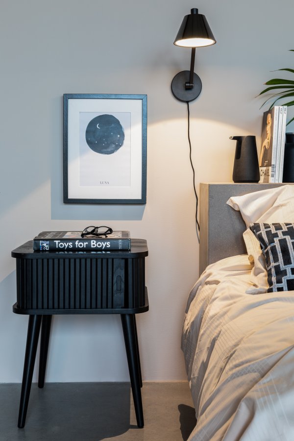 ZUIVER Barbier sidebord, m. 1 skydelge - sort askefinér og gummitr (45x45)