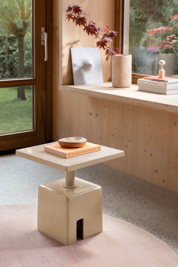 ZUIVER Chubby sidebord, kvadratisk - beige jern (40x40)