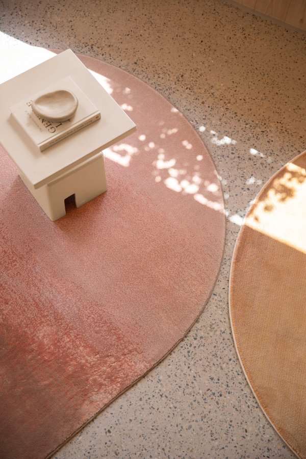 ZUIVER Chubby sidebord, kvadratisk - beige jern (40x40)