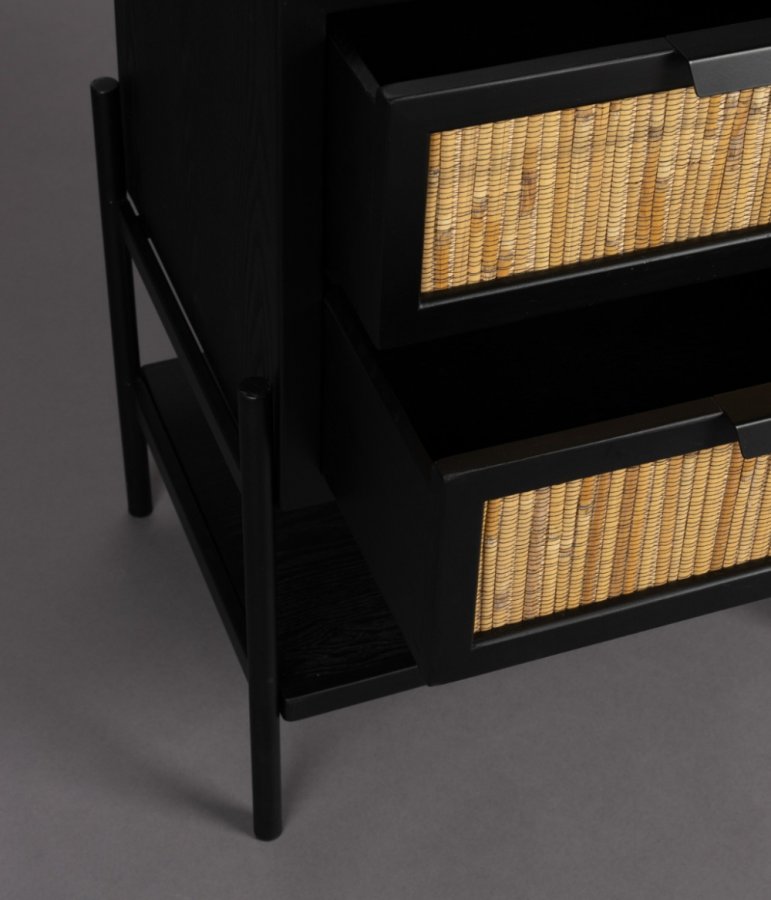 DUTCHBONE Yasu sengebord, m. 1 hylde og 2 skuffer - natur rattan og sort tr/jern (45x35)