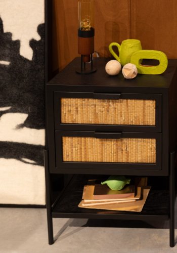 DUTCHBONE Yasu sengebord, m. 1 hylde og 2 skuffer - natur rattan og sort tr/jern (45x35)