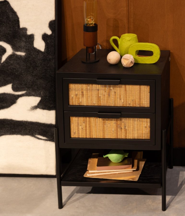 DUTCHBONE Yasu sengebord, m. 1 hylde og 2 skuffer - natur rattan og sort tr/jern (45x35)