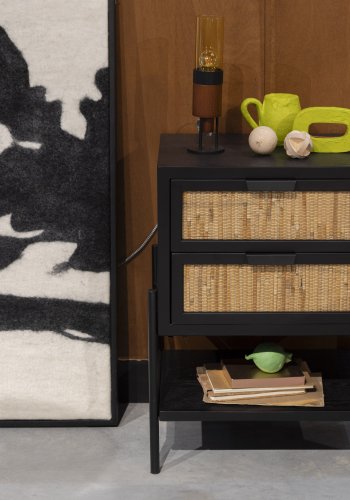 DUTCHBONE Yasu sengebord, m. 1 hylde og 2 skuffer - natur rattan og sort tr/jern (45x35)