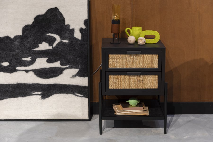 DUTCHBONE Yasu sengebord, m. 1 hylde og 2 skuffer - natur rattan og sort tr/jern (45x35)