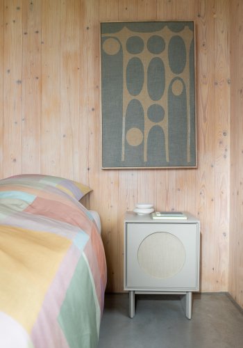 ZUIVER Twin sengebord, m. 1 lge og 1 hylde - gr stof/akacietr (40x44)