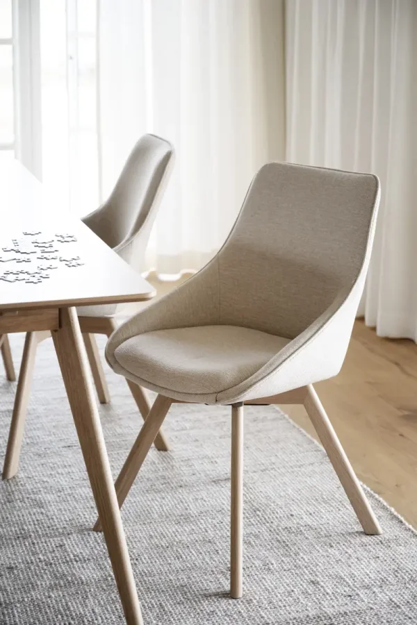 ROWICO Alison spisebordsstol, drejelig - lys beige stof og natur egetr