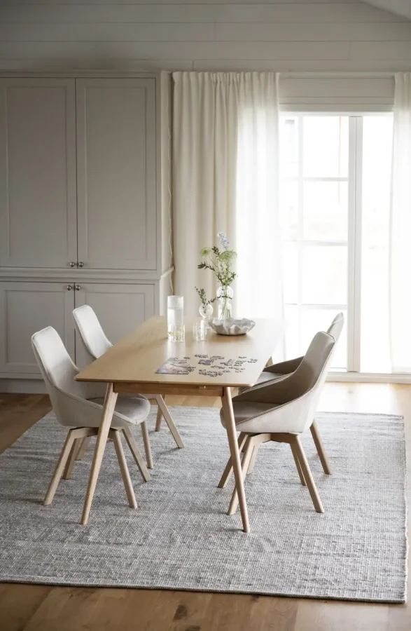 ROWICO Alison spisebordsstol, drejelig - lys beige stof og natur egetr