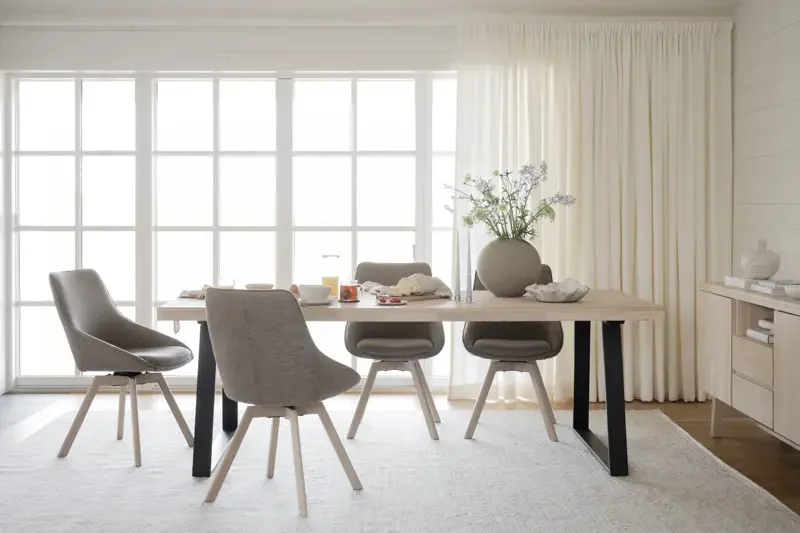 ROWICO Alison spisebordsstol, drejelig - mrk beige stof og hvidpigmenteret egetr