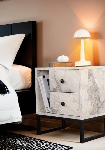 NORDVÄRK Glimmer natbord, m. 1 rum og 2 skuffer - Fressia marmor melamin og sort metal (45,2x29,5)